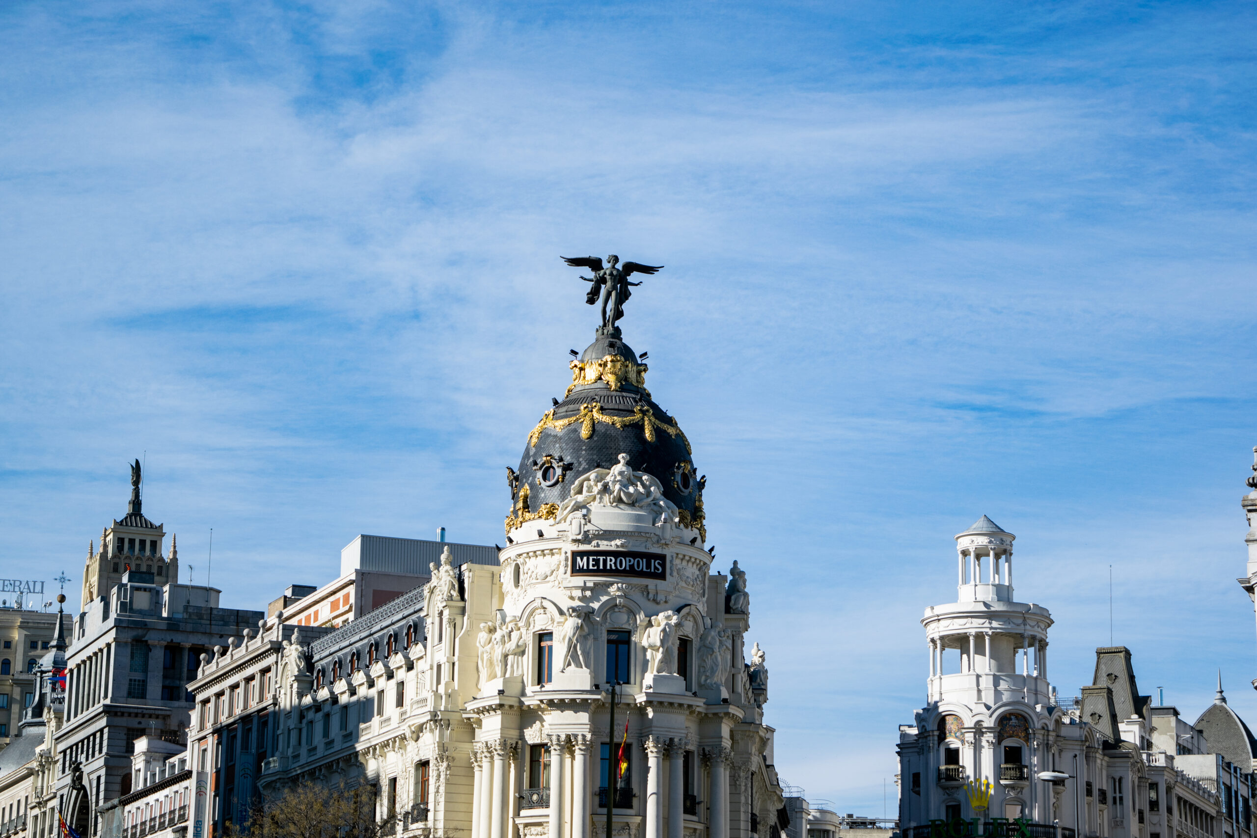 vista-de-bajo-angulo-de-la-estatua-del-edificio-contra-el-cielo